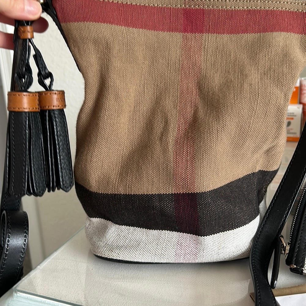 Pre owned Burberry hand bag. Excellent and very good condition